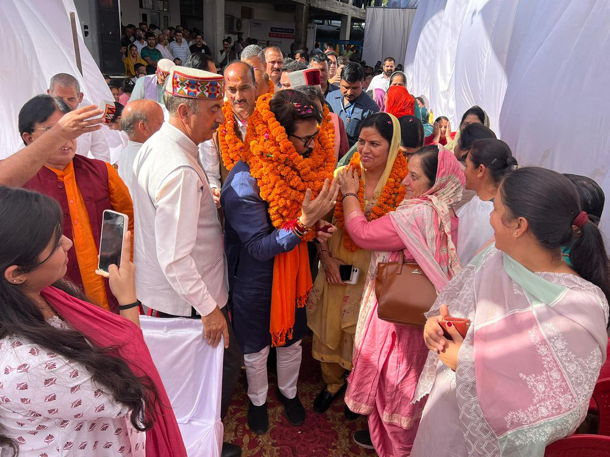ianuragthakur's tweet photo. आज सांसद मोबाइल स्वास्थ्य सेवा के 8 वें स्थापना दिवस को और विशेष बनाने के लिए, सेवा का हमारा भाव और सुदृढ़ करने और पहाड़ी राज्य हिमाचल प्रदेश में स्वास्थ्य सेवा को और मजबूत करने के लिए अस्पताल सेवा ने एक अनूठी शुरुवात की है जिसमे AI टेक्नोलॉजी से लैस हेल्थ एटीएम, हैंडहेल्ड एक्स-रे मशीन, ब्रेस्ट कैंसर स्क्रीनिंग मशीन जैसी अत्याधुनिक सुविधाएं जोड़ी जा रही हैं।

देवभूमि हिमाचल के लोगों को अच्छी स्वास्थ्य सेवाएँ निःशुल्क उनके घर द्वार पर उपलब्ध कराने के लिए मैंने 8 वर्ष पूर्व सांसद मोबाइल स्वास्थ्य सेवा की शुरुआत की थी। यह हर्ष व गर्व का विषय है कि अस्पताल सेवा ने इतने कम समय में  11,52,681 लोगों तक पहुँच कर उन्हें निःशुल्क स्वास्थ्य सेवाएँ उपलब्ध कराई हैं। अपनी इस यात्रा में सांसद मोबाइल स्वास्थ्य सेवा ने 9, 21, 000 किलोमीटर की दूरी तय कर 25,000 कैंपों के माध्यम से 3,41,278 विभिन्न प्रकार के स्वास्थ्य जांचें कीं हैं।
