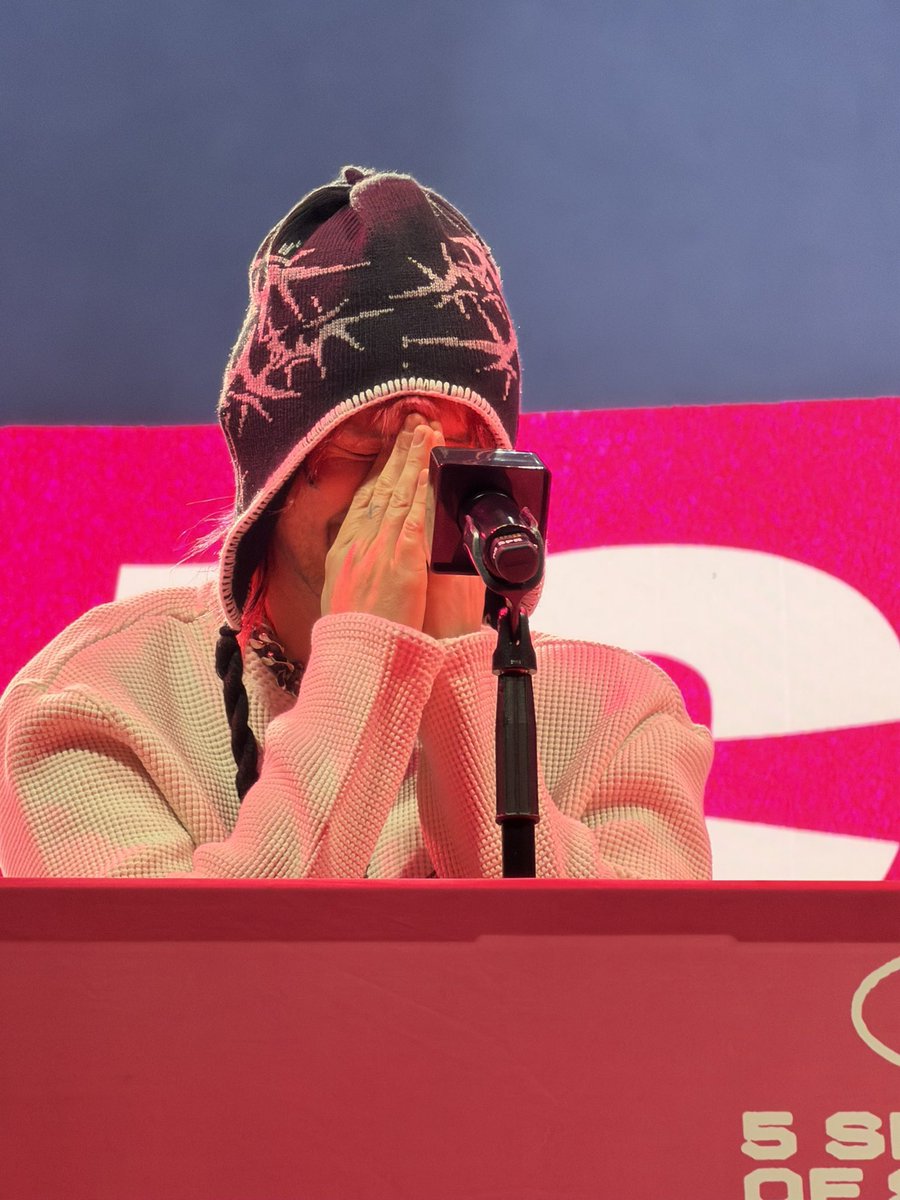 5SOST0URUPDATES's tweet image. Smiley Michael during soundcheck today via @diimplegan!

#EASHamburg #HamburgIsAStar #EASTour