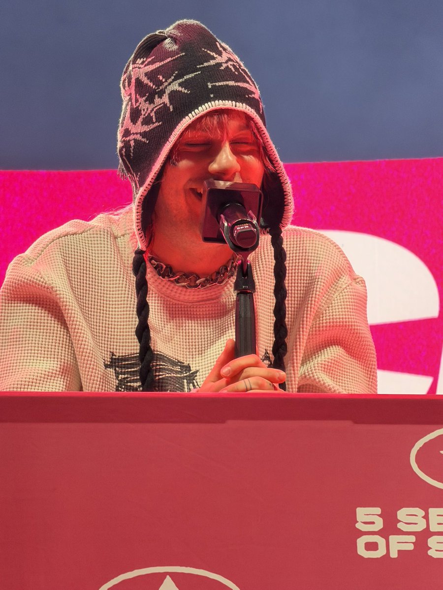 5SOST0URUPDATES's tweet image. Smiley Michael during soundcheck today via @diimplegan!

#EASHamburg #HamburgIsAStar #EASTour