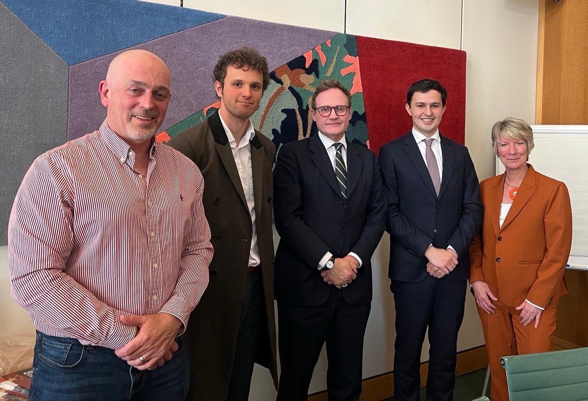 hk_watch's tweet image. Today Hong Kong Watch Patron @TomTugendhat hosted a closed-door briefing with @ukctransparency on the links between 🇨🇳 state actors and the UK shadow economy. 

Our thanks to all MPs and Peers who attended this important briefing on issues affecting the #HongKong diaspora in🇬🇧