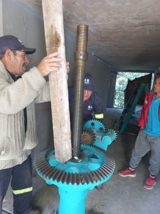 MrElDiablo8's tweet image. Personal de @SEGIAGUA ya trabaja en la #fuga de agua potable en calle Prolongación Mercadela y calle Jacarandas, colonia Torres de Potrero, @AlcaldiaAO.

#Video 🎥👇🏽