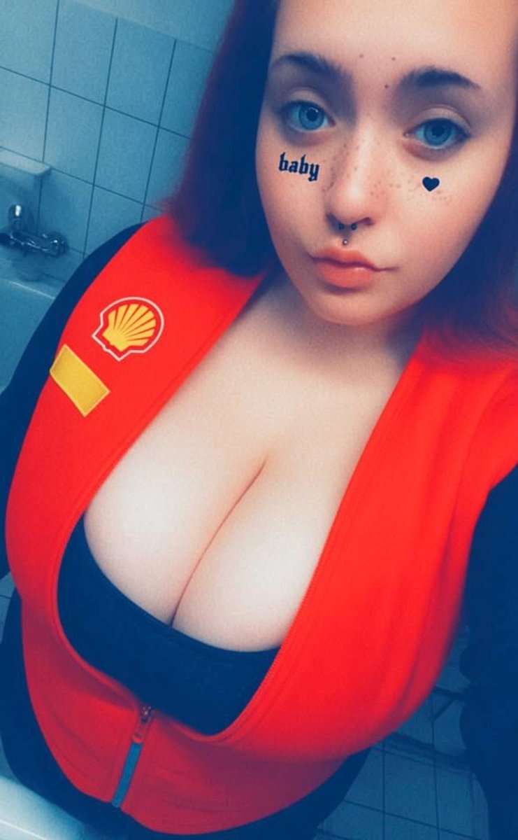 TankstellenLara tweet media