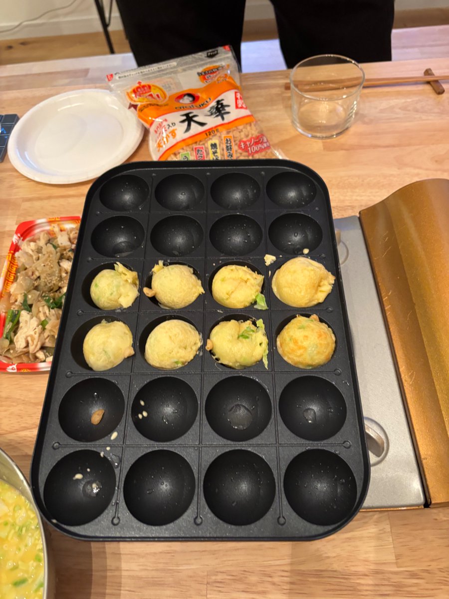 kawanji01's tweet photo. 親友たちとタコパをやった🐙🐙🐙
生まれて初めてたこ焼きつくったけど、本当に楽しい。
みんなエンジニアだしもっと仕事とかAIの話しようと思ってたのに、気づいたらくだらない話で終電近くまで大笑いしてた。
まったく非生産的な時間だった。
でも自分が本当に欲しかった幸せはこれだった気もする。 https://t.co/LDo5PcEY13