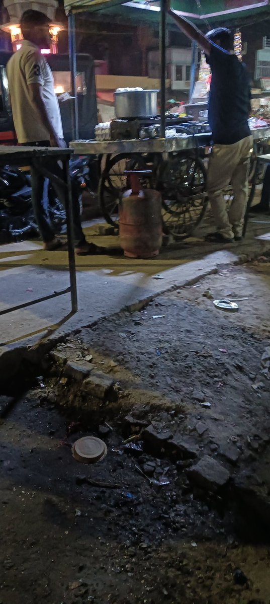 AlokSharmaVHP's tweet photo. यूपी के शाहजहांपुर जलालाबाद नगर में घरेलू गैस सिलेंडरो की हो रही कालाबाजारी एक तरफ घरेलू उपभोक्ताओं को एक एक सिलेंडर के लिए तरसना पड़ रहा वही लोकल दुकानदार लगातार दर्जनो सिलेंडर उपयोग कर रहे ऐसे लोगो के विरुद्ध कठोर कार्रवाई की जाए।
@dmupsha @HardeepSPuri @ALOKPATWARI @UPGovt https://t.co/W4CVc6KOzK