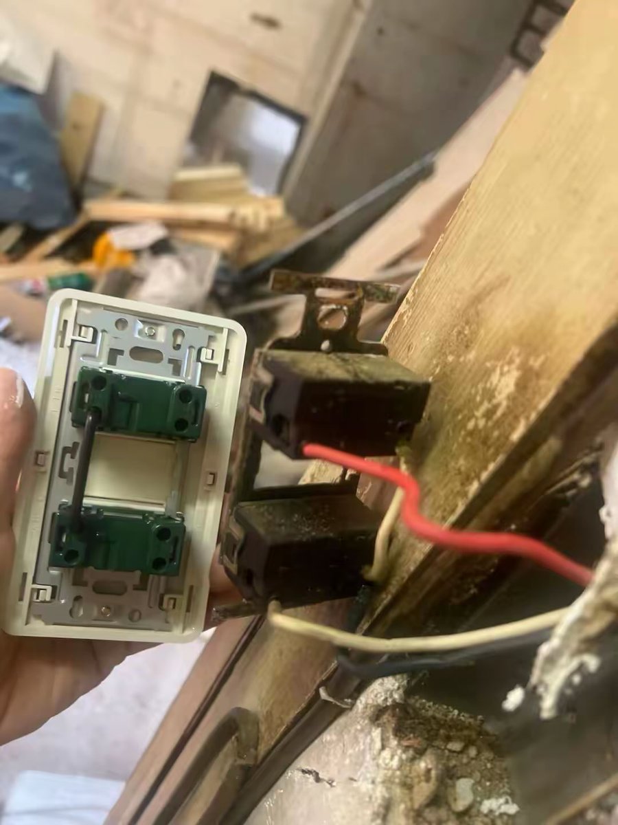 bouyomicyan's tweet photo. 新店舗改装中に電気工事士2種の本でも見たことも無いスイッチ裏を見てビビり、きんでんにお勤めしているいとこに頼って見たらとてもわかりやすく教えてくれました。
#大昔の2路スイッチ　#昭和初期の2路スイッチ #店舗DIY #店舗改装　#店舗リフォーム https://t.co/g2yHpza914