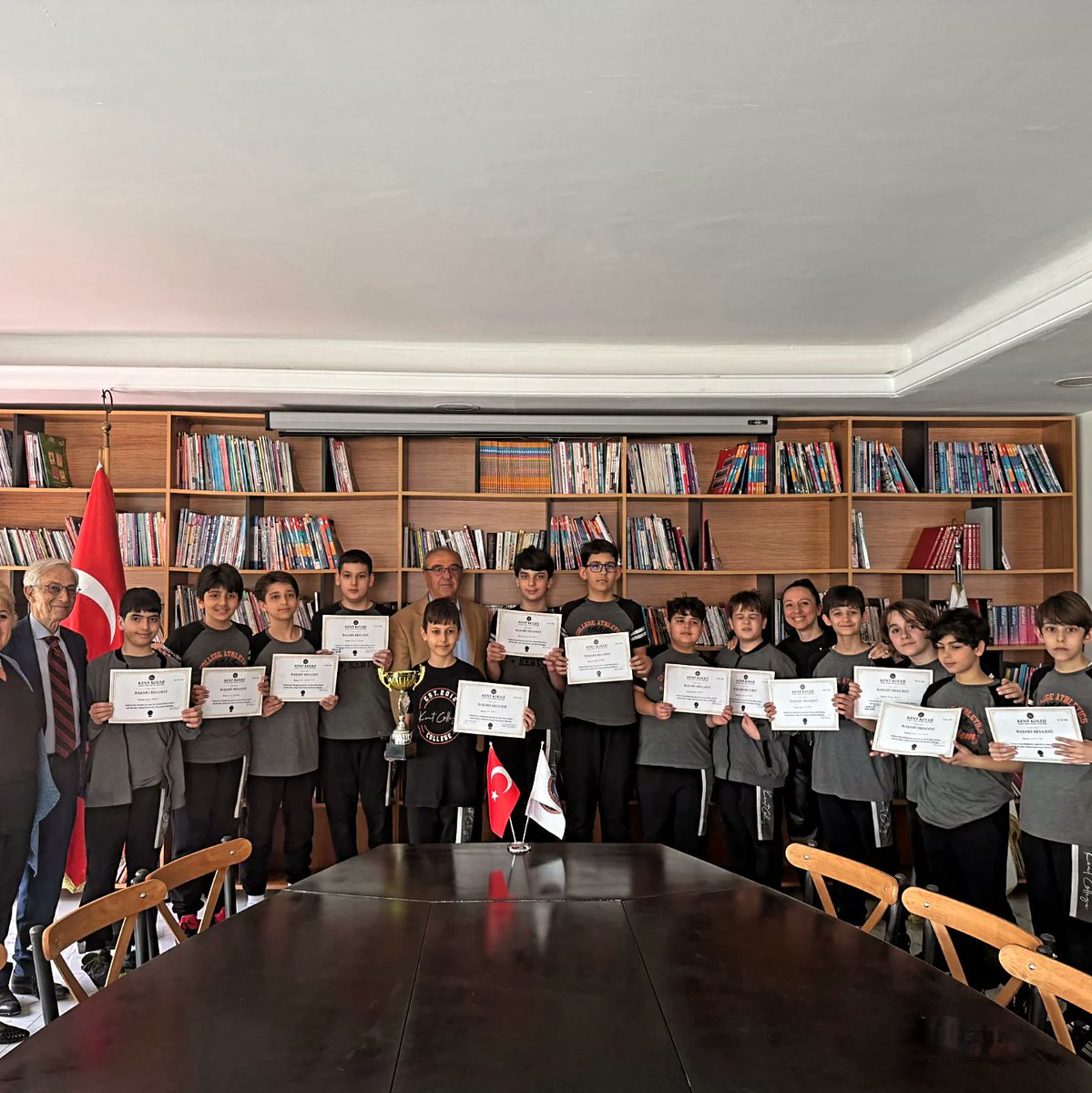 MurtezaogluH's tweet photo. Bugün Okul Sporlarında Kent Koleji Karşıyaka Kampüsünde sporun farklı branşlarında üstün başarı gösteren öğrencilerimize yönelik düzenlenen törende, tüm öğrencilerimize ayrı ayrı sertifika ve madalyaları takdim ettik. Öğrencilerimizi ve öğretmenlerimizi tebrik ediyorum. https://t.co/8xzFR1eZaZ