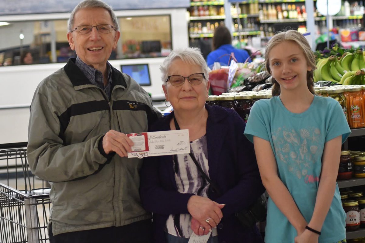 myLSPS's tweet image. 👏 Elementary students from @MasonicHeights, @Rodgersrockets, and @VioletAllStars brightened the day for shoppers at Guastello’s Village Market by handing out $10 gift certificates to help cover grocery costs: facebook.com/share/p/1GANap…. #myLSPS