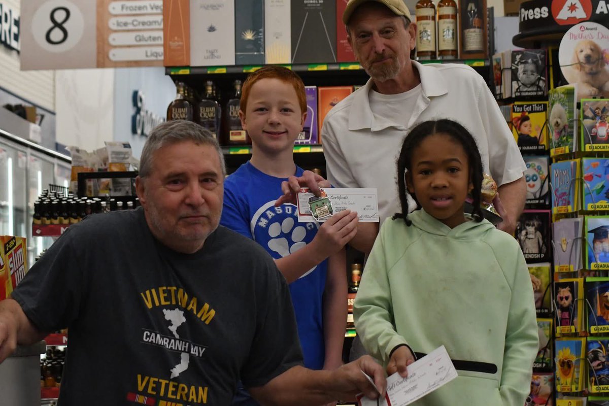 myLSPS's tweet image. 👏 Elementary students from @MasonicHeights, @Rodgersrockets, and @VioletAllStars brightened the day for shoppers at Guastello’s Village Market by handing out $10 gift certificates to help cover grocery costs: facebook.com/share/p/1GANap…. #myLSPS