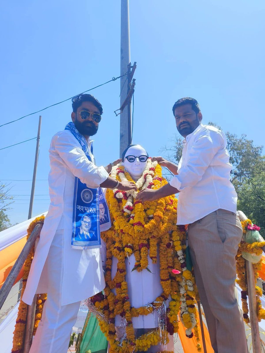 Pradeep_Royal_'s tweet photo. आज बांसवाड़ा में भीम आर्मी व आजाद समाज पार्टी द्वारा आयोजित बाबा साहब डॉ. भीमराव अंबेडकर की जयंती के कार्यक्रम में अपनों के बीच माननीय #अनिल_धेनवाल जी।
@anil_aazad https://t.co/9EsYWH6zWZ