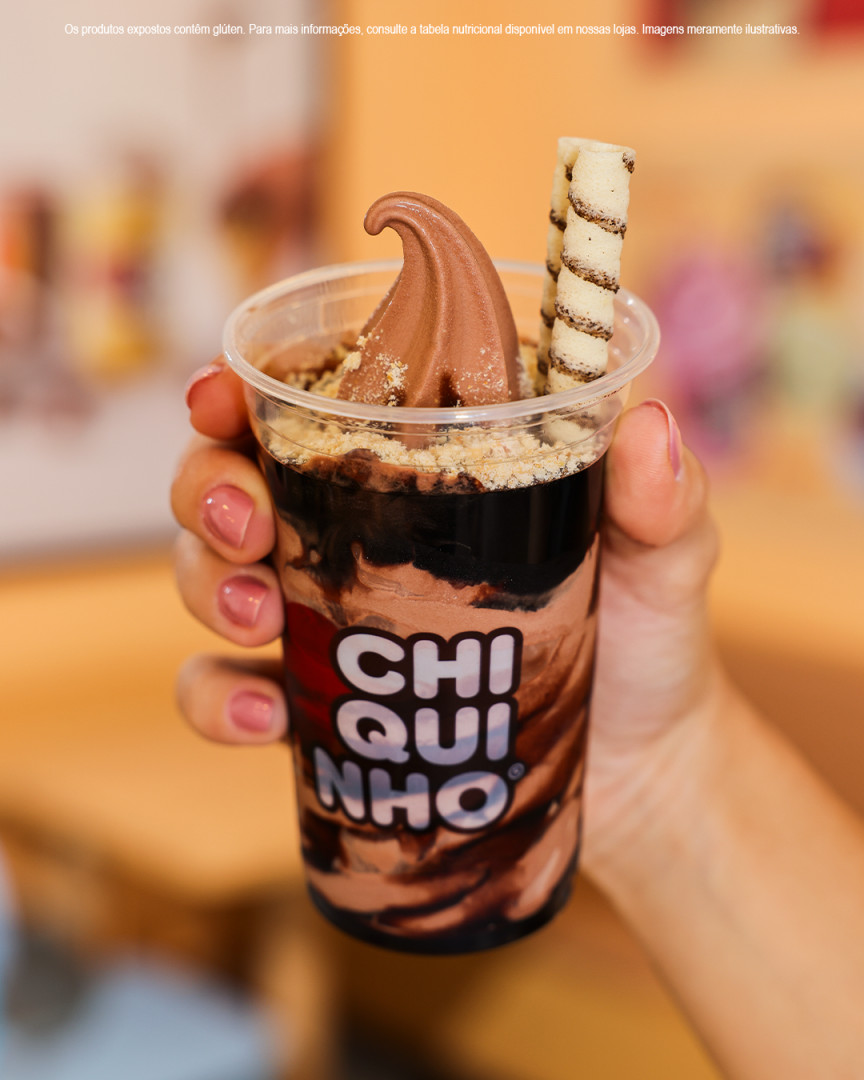 Descubra o verdadeiro mundo chocolatudo pedindo o seu Big Sundae com sorvete e calda de chocolate! E é claro, a farofa especial com dois canudinhos wafer para acompanhar 🤎✨ #Chiquinho #SeuSorvete #BigSundae #Chocolate