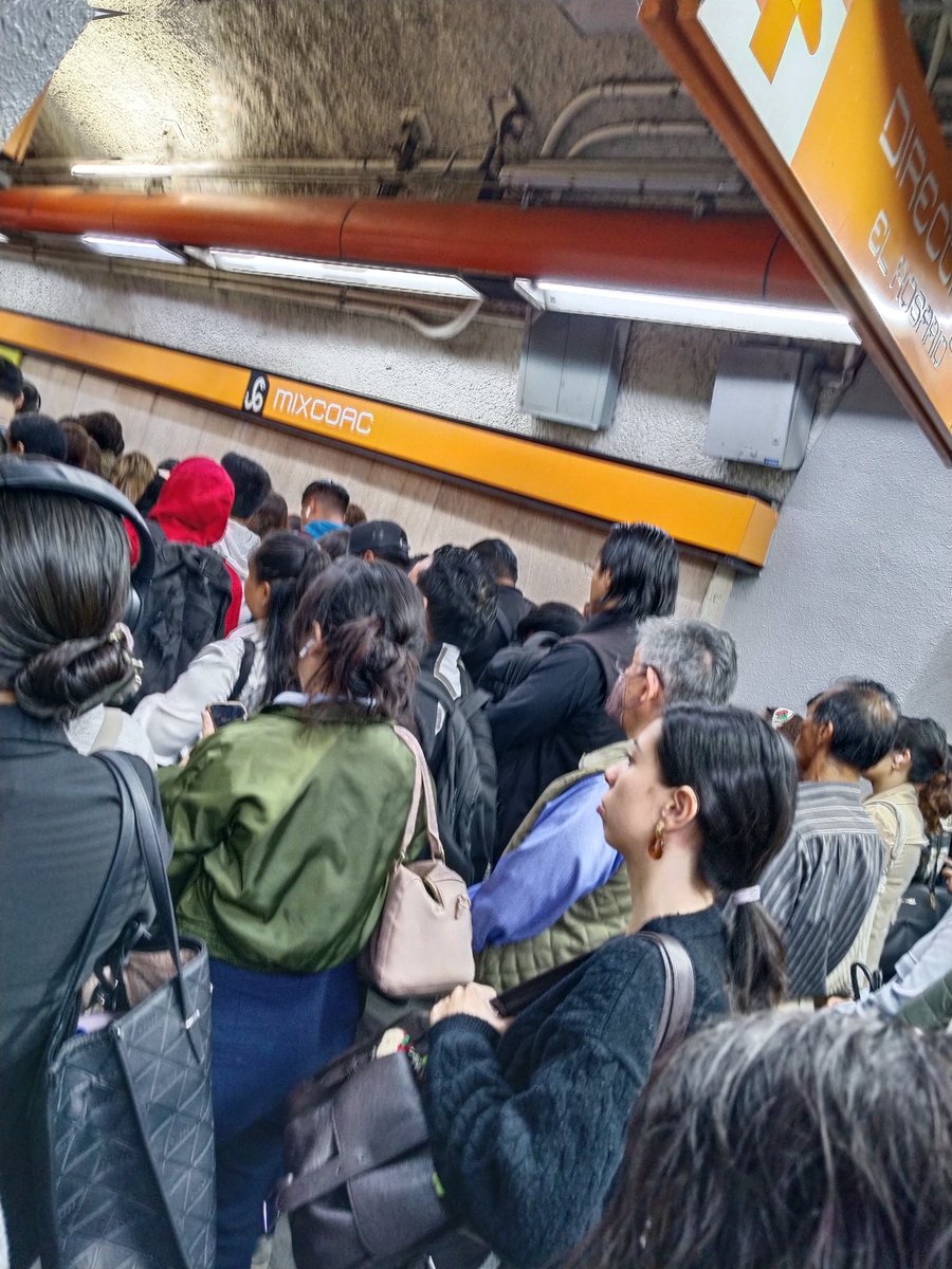 a751any's tweet photo. @MetroCDMX que pasa ya más de 30 minutos en Mixcoac y no se ve movimiento https://t.co/fivI4dpOLV