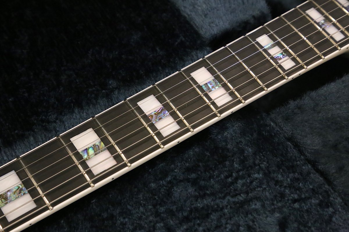 zemagreco_osaka's tweet image. 🆙デジマート更新しました！

GMシリーズのロック式トレモロユニット搭載モデル！

ボディーとネックにはマホガニー、フィンガーボードにはエボニーを使用。
Gotoh製のGE1996Tダブル・ロッキング・トレモロを採用し、ダイナミックなアーミングも可能です！

#Greco #グレコ #Guitar #ギター