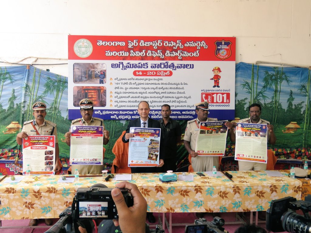 TelanganaFire's tweet photo. 🚒 #FireServiceWeek Begins 🚒
The Fire Service Week commenced today with a solemn Commemoration Parade and Guard of Honour to pay tributes to our brave martyrs, led by the Director General Fire Services.
The DG FS also interacted with the media, outlining the department’s (1) https://t.co/ntYkeK6hb4