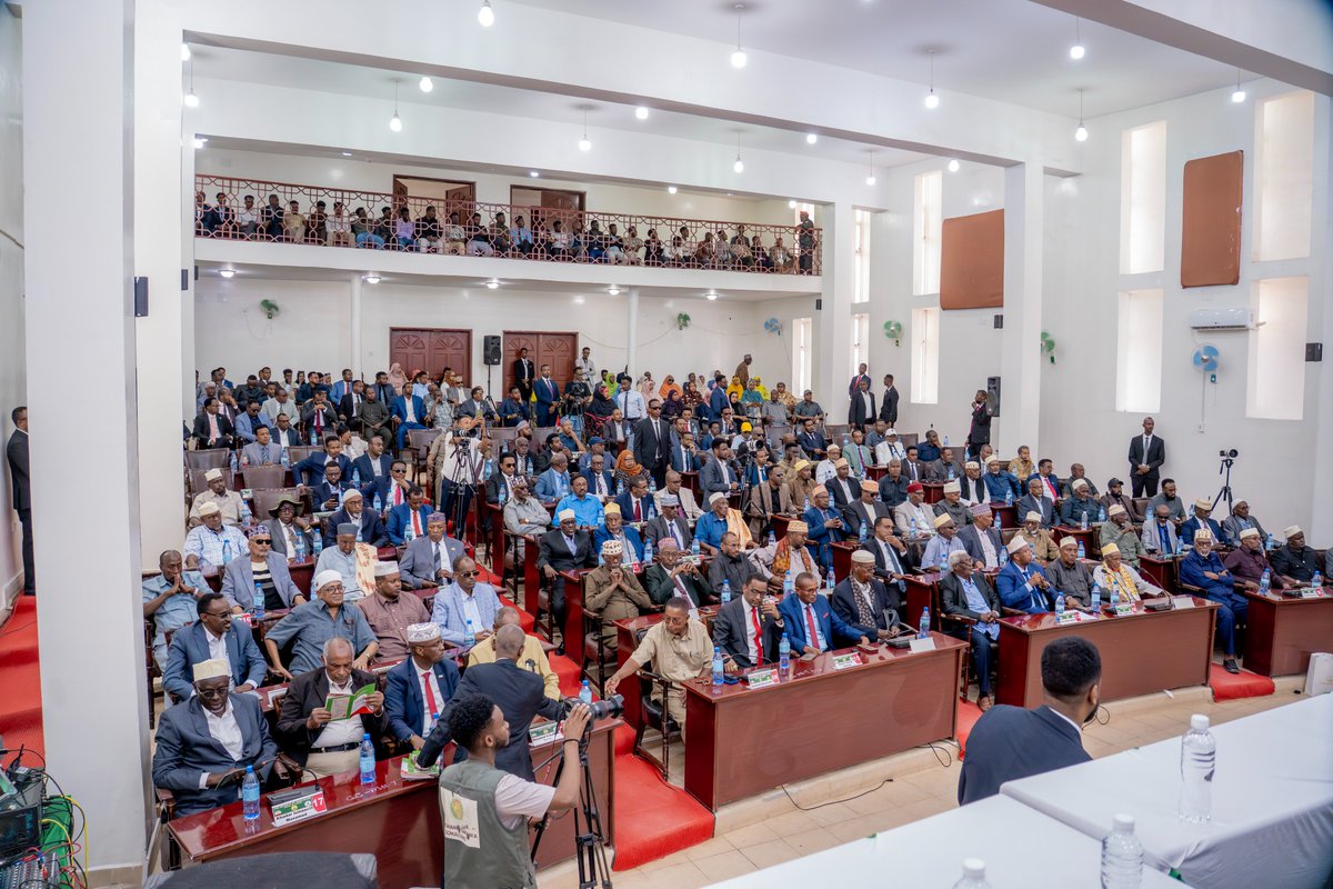 MadaxtooyadaJSL's tweet photo. Madaxweynaha Jamhuuriyadda Somaliland Mudane Cabdiraxmaan Maxamed Cabdillaahi (Cirro) ayaa maanta Khudbad Sannadeedkiisii Dastuuriga ahayd ka hor jeediyey fadhiga Labada Gole Qaran ee Baarlamaanka, isaga oo si qoto dheer uga hadlay xaaladda guud ee dalka, horumarka la gaadhay iyo himilooyinka mustaqbalka. 

Khudbaddan oo ahayd mid taariikhi ah ayaa si weyn u soo jiidatay dareenka bulshada Somaliland gudaha iyo dibaddaba, maadaama ay xambaarsanayd aragti hoggaamineed, jihayn Qaran iyo fariimo muhiim ah oo ku saabsan midnimada, horumarka iyo difaaca Qaranimada iyo qaddiyadda Somaliland. 

𝐀𝐋𝐋𝐀𝐀 𝐌𝐀𝐇𝐀𝐃 𝐋𝐄𝐇 

𝐗𝐮𝐬𝐞𝐞𝐧 𝐀𝐚𝐝𝐚𝐧 𝐂𝐢𝐠𝐞 (𝐃𝐞𝐲𝐫), 
𝐀𝐟𝐡𝐚𝐲𝐞𝐞𝐧𝐤𝐚 𝐌𝐚𝐝𝐚𝐱𝐰𝐞𝐲𝐧𝐚𝐡𝐚 𝐉𝐚𝐦𝐡𝐮𝐮𝐫𝐢𝐲𝐚𝐝𝐝𝐚 𝐒𝐨𝐦𝐚𝐥𝐢𝐥𝐚𝐧𝐝