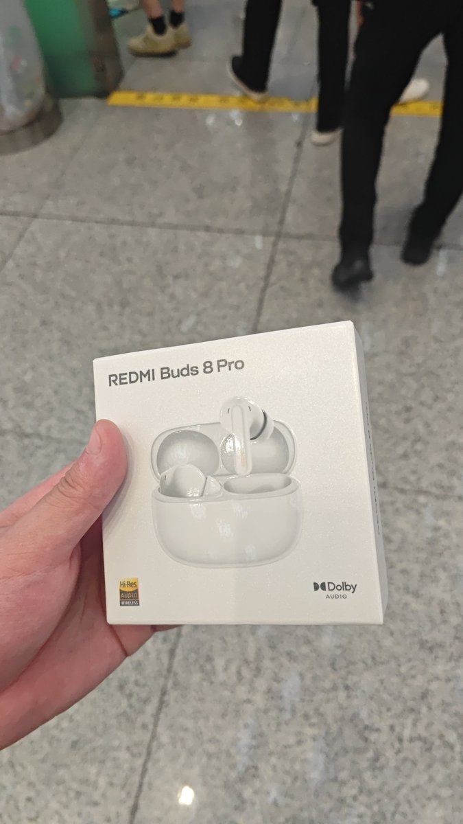 realNyarime's tweet image. 说个很草的事，从香港返回深圳的路上不小心丢失了华为FreeBuds Pro3，直到昨晚回酒店才发现
今天去宝安机场赶飞机的路上，正巧机场安检前有米家，就花了399买了个入门款的小米耳机听个响

当然这个价格，我已经不求有LDAC了，有个LHDC就很感恩了🥺