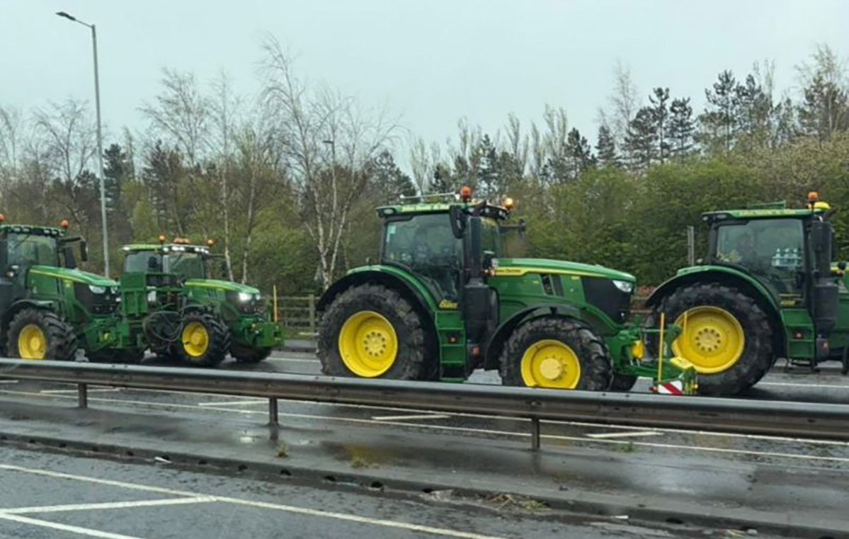 Kscott_94's tweet image. The M3 - Sydenham Bypass has been blocked by tractors, city-bound. 

Around 10 tractors have blocked the road close to Belfast City Airport. 

Traffic heading to the Airport from Belfast City remains unaffected @BelTel