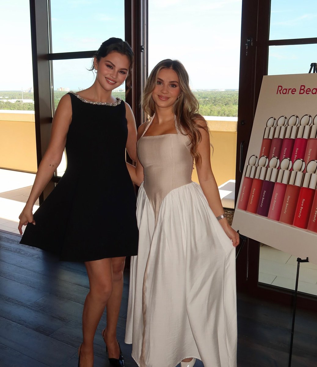UMA VERDADEIRA PRINCESA! Novas fotos de Selena Gomez no evento da Rare Beauty com influencer.🖤