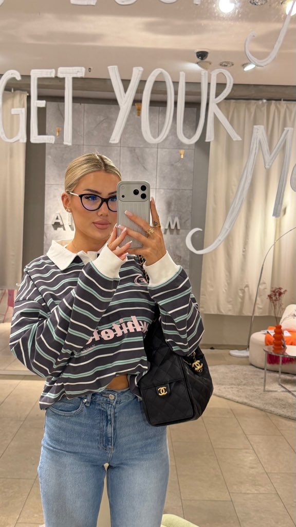 L A U R A M A R I A L E E tweet media