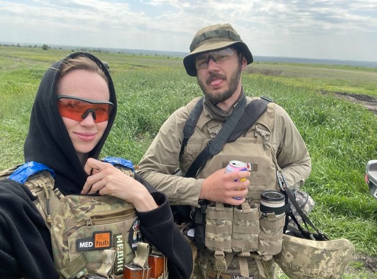 Пам'ятаєте ці руки? Так ось це Альона - бойова медикиня 72-ї та моя подруга. Нещодавно їм роз'їбали хату (чудом всі живі, Альона з пораненням рятувала побратимів) та вщент знищили машину. А т-як військовим в наш час без колес нікуди - відкрила збір. Підтримайте 👇