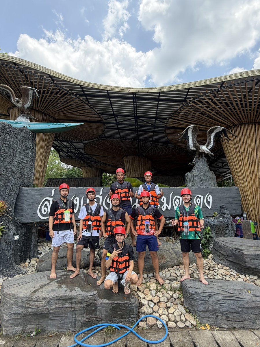 H_Metha2005's tweet photo. Songkran trip with friends. https://t.co/NjWxgdbcLA