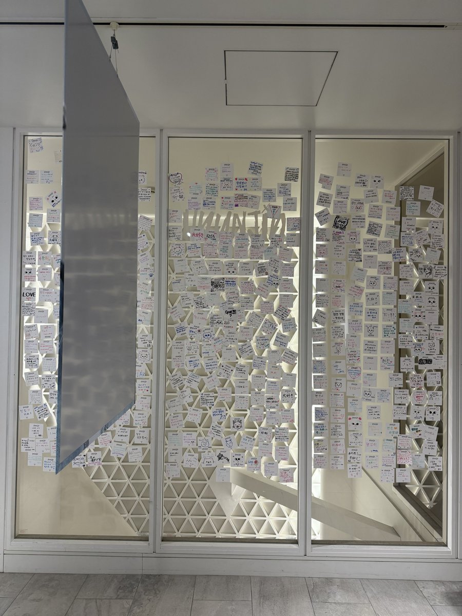 Hyunjin❣️ HYUNJINxGUESS tweet media