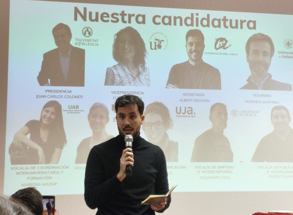 universitatURV's tweet photo. ✅Albert Irigoyen, professor de la #URV, és el nou secretari de l’Associació Universitària de Professorat de Didàctica de les Ciències Socials, l’entitat de referència a l’estat en recerca i innovació en aquest àmbit. Enhorabona!

👉https://t.co/vlPcUBK4Mf https://t.co/GxvT26cFpp