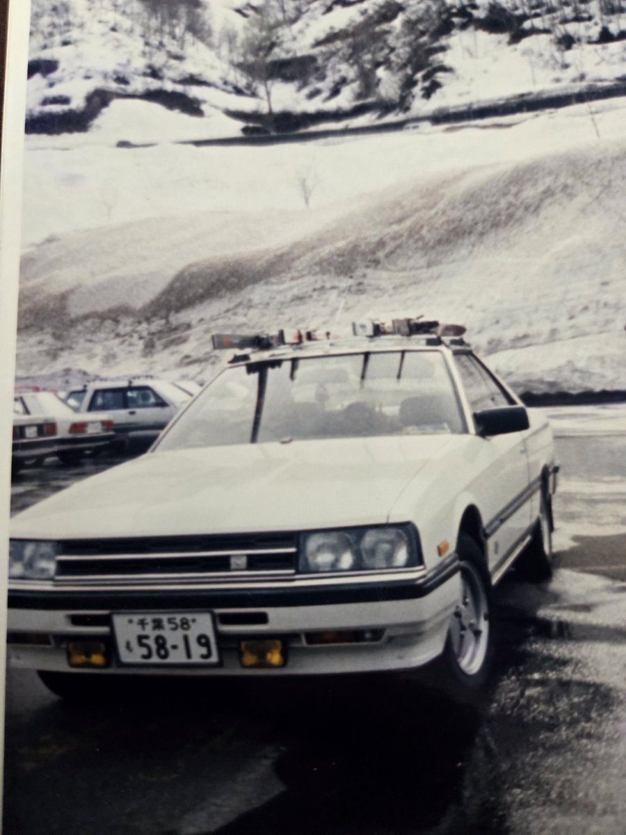 VEZEL_RV5_'s tweet photo. 懐かしの写真
オカンのクルマ
HR30 スカイライン 2ドアHT
GT-EX TURBO パサージュ
L20ETのヒューンと鳴るタービン音と
100キロ超えるとキンコン鳴るのが
懐かしいなぁ
未だに、何で4ドアHTにしなかったのか
鉄仮面の選択肢は無かったのか疑問
#スカイライン
#HR30 https://t.co/ea5sRnMQLv