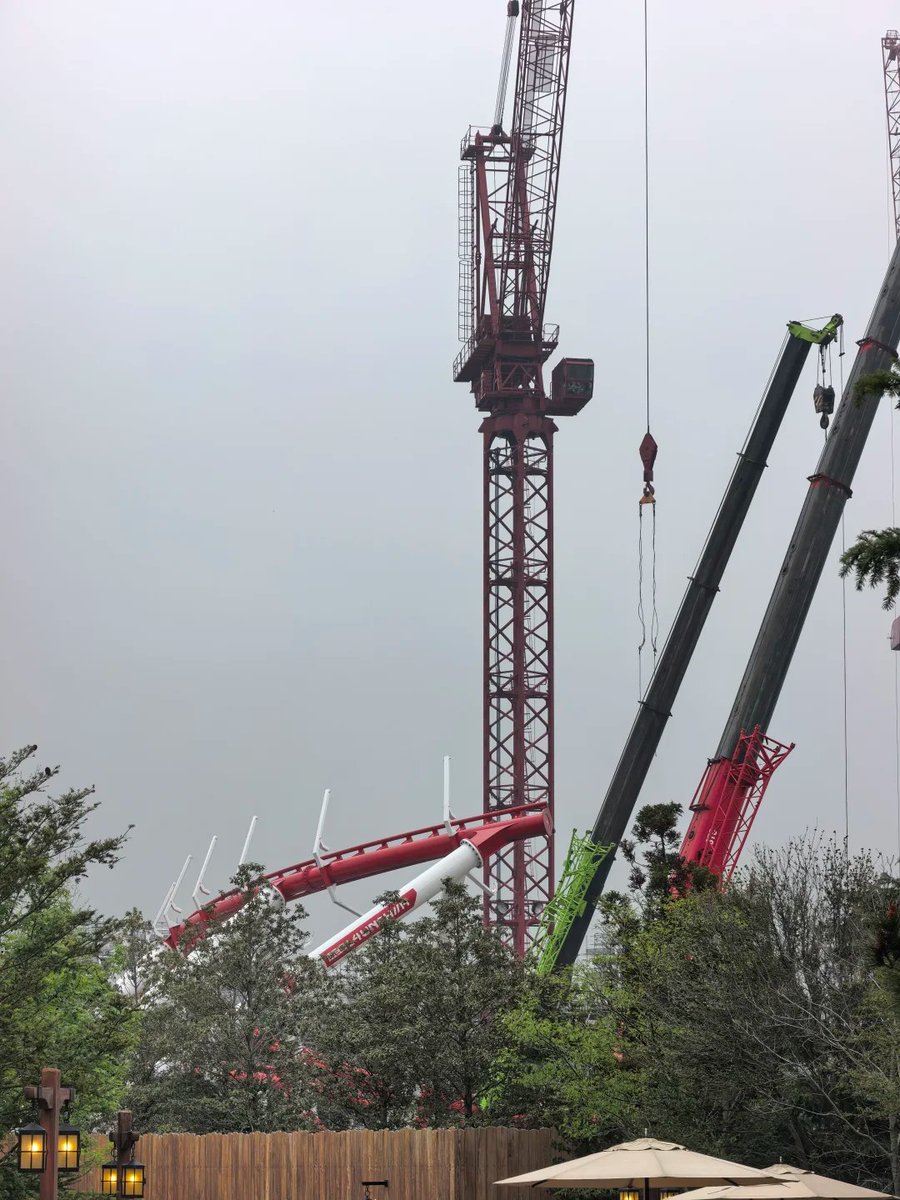 Great progress on the Shanghai Disneyland Spider-Man launch coaster! You can now easily spot the track from the Zootopia entrance. Zoom in on the track support—looks like a 'W.E.B. L4UNCH//R' or 'LAUNCHER'? What do you think?
Credit: 猫西北 &amp; 奇妙乐园旅游咨询服务