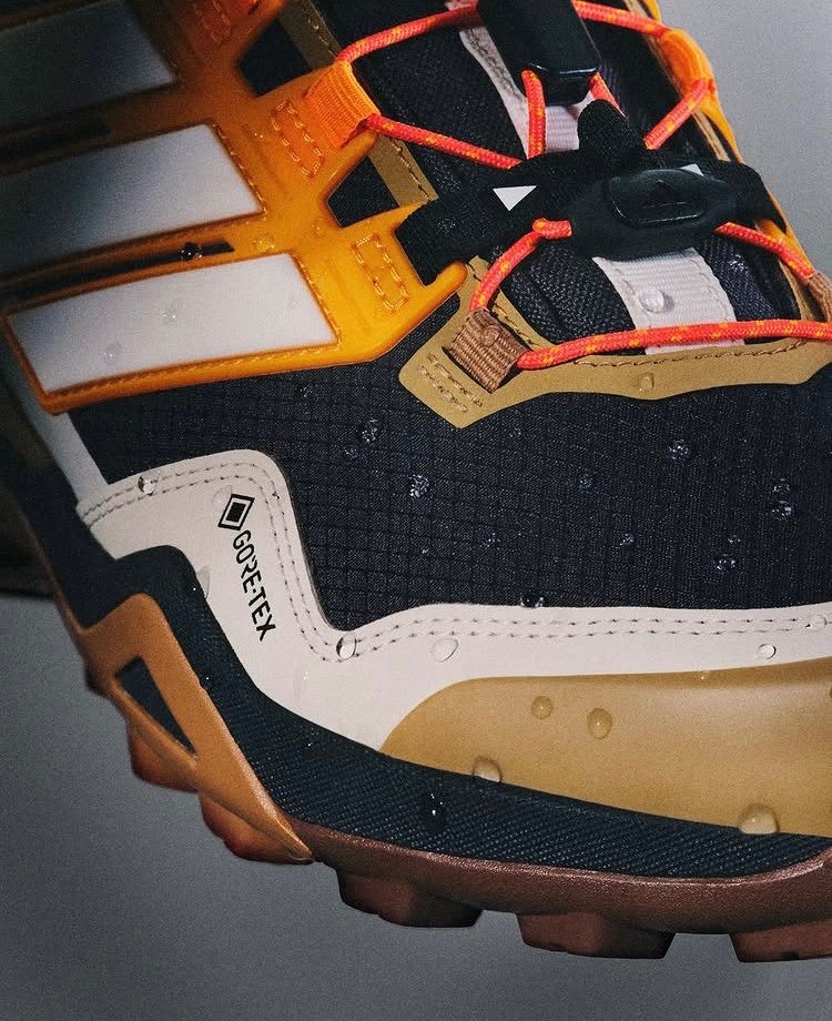 myrailofficial's tweet photo. Trail ready, popping into town ready plus an updated GORE-TEX membrane, the new Skychaser from adidas Terrex is built for just about anything. 

https://t.co/oyKVLdH0RM

#hiking 
#goretex
#outdo https://t.co/FC22I6egTH