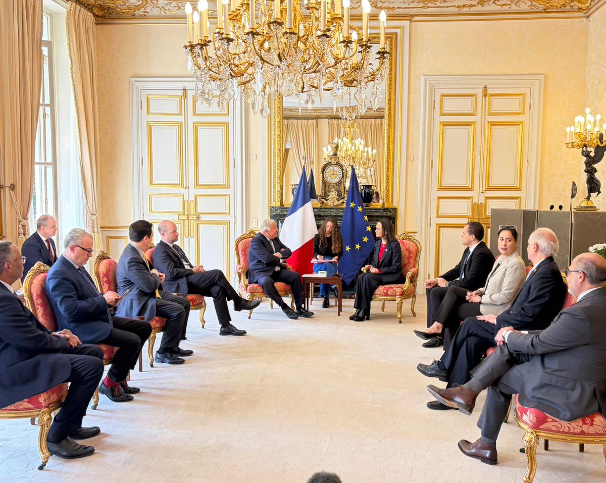 ConVzlaComando's tweet photo. 🇻🇪🇫🇷 | La líder venezolana, María Corina Machado (@MariaCorinaYA) se reúne con el presidente del Senado de Francia (@Senat), @gerard_larcher. 

En agenda, conversan sobre la transición democrática en Venezuela y la necesidad de establecer un calendario electoral este año. https://t.co/zzr12GKeaa