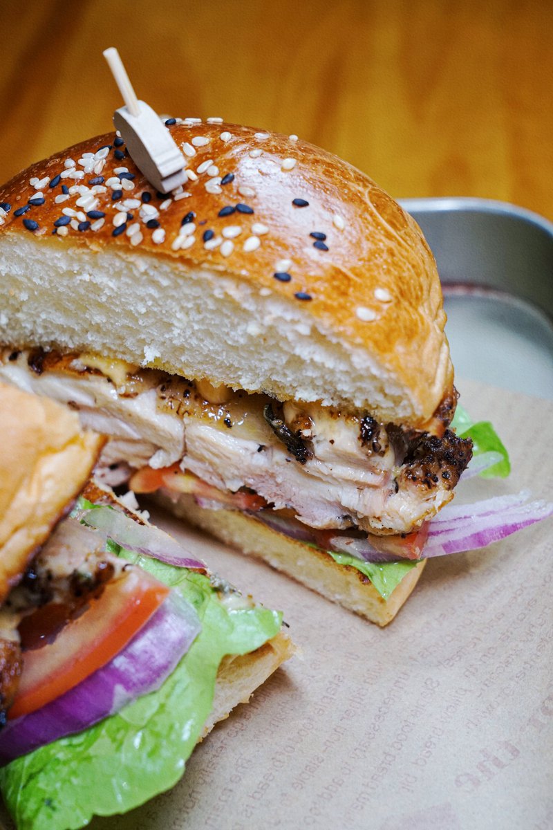 BaranCa74900484's tweet image. "Years apart, same laugh, same vibe. Some friendships don’t just last—they fit like a favorite old sweater.  #OldFriends #GoodVibesOnly"