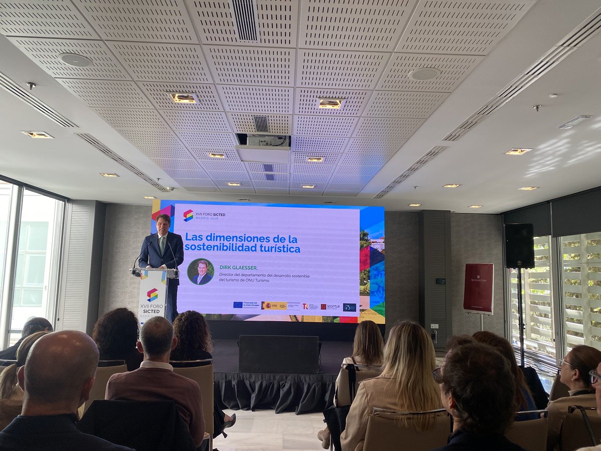 SEGITTUR's tweet photo. El director Desarrollo Sostenible @UNWTO Dirk Glaesser ha destacado en #ForoSICTED @TurismoEspGob que el turismo es volátil por lo que es importante invertir en resiliencia y sostenibilidad, además de la calidad, para afrontar posibles crisis. https://t.co/GeAQ1hi9tV