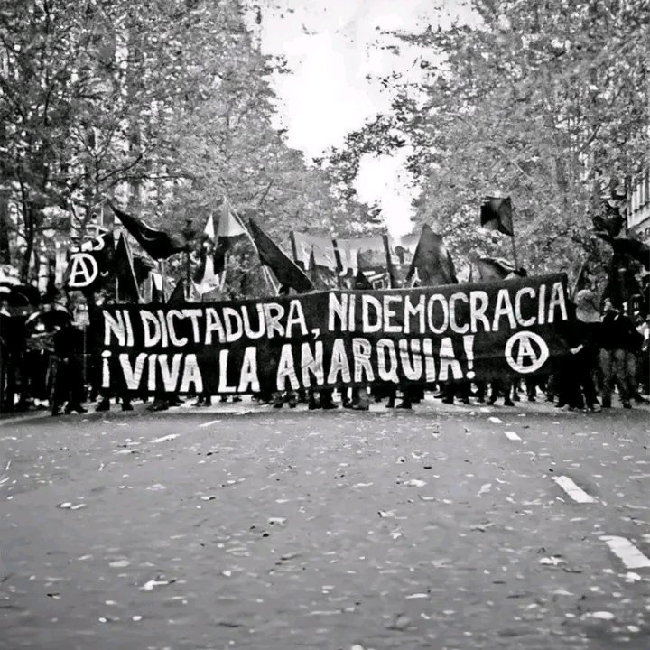 AitGijon's tweet photo. ¡Ni Repúblicas, ni democracias burguesas, viva la anarquía!

Contra toda opresión, contra toda autoridad. 

¡Apoyo mutuo y solidaridad! 🏴🙆🏻‍♀️ https://t.co/YJRxPQLhX2