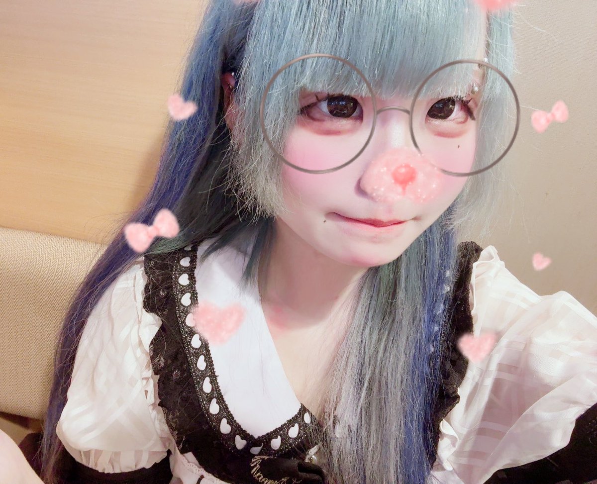 こっち見んな tweet media