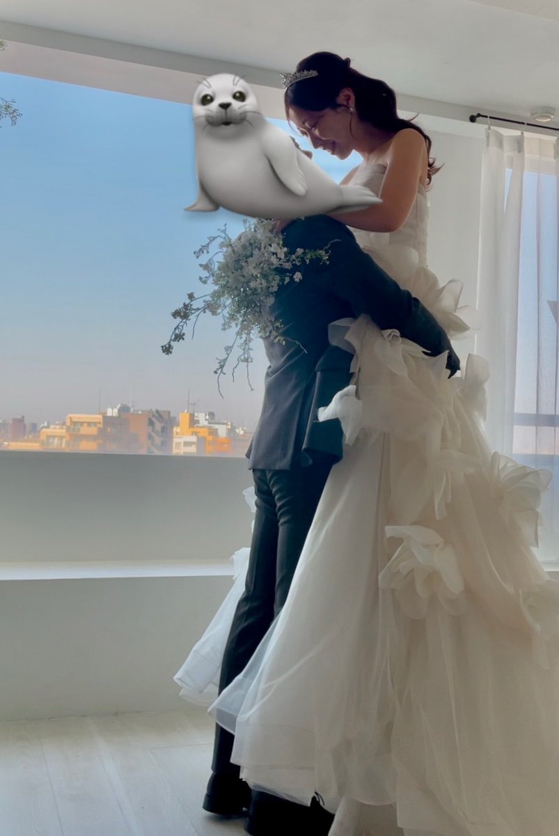 NFTのコミュニティで出会った人と結婚しました💍

2023年に手元にあったETHでノリでNFTを買ってみて、STARTLANDで出会った🦭
実はこどもがいるので食事会の誘いをもらったときは行かないよりだったけど、職場から激チカだったことと上場会社の社長さんが呼んでくれてると聞き母にお子たちみてもらい⬇️