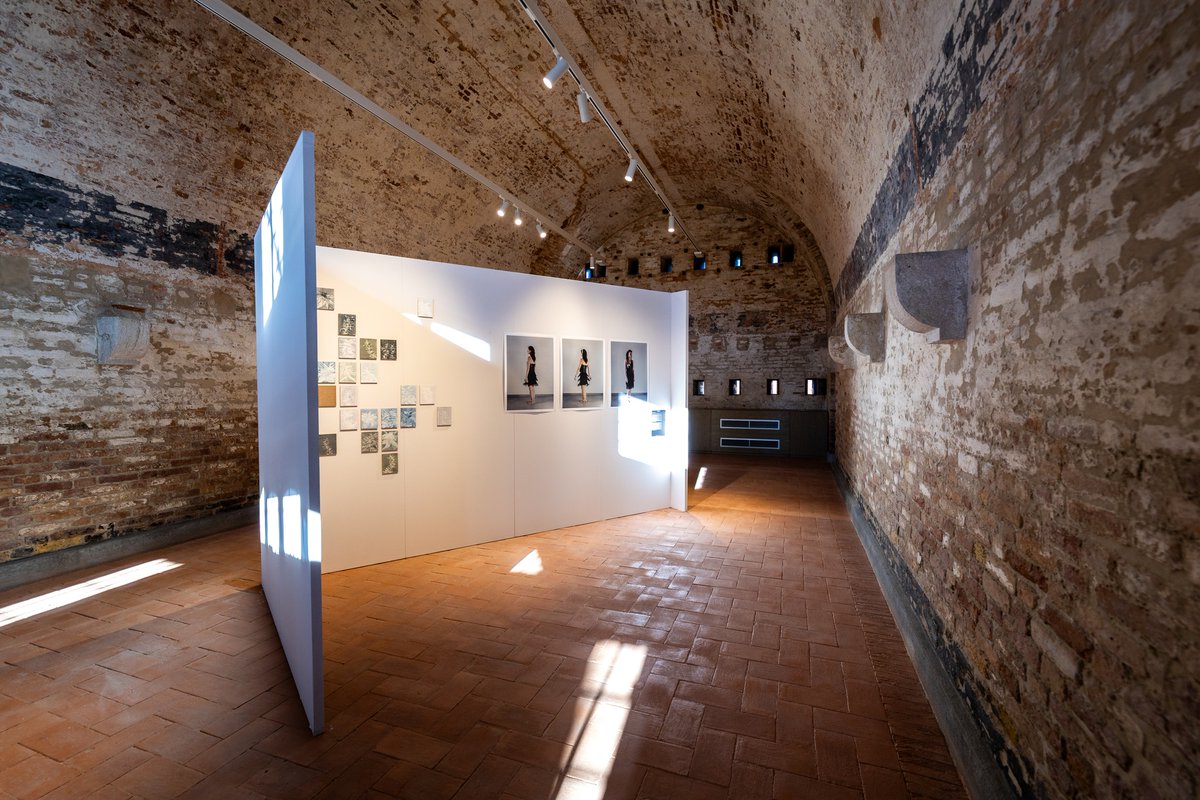 veneziaunica's tweet photo. ✨ La mostra #GRANDA è l'esito del programma degli Atelier 2024–2025 di @visitmuve_it e Fondazione Bevilacqua La Masa, nel nuovo spazio espositivo delle Casermette di #ForteMarghera.

Un allestimento che valorizza i particolari ambienti storici e riunisce tutti e 27 gli artisti in residenza tra Venezia e Mestre, immersi nel verde 🌿

📅 La mostra è aperta fino al 17 maggio 2026
Martedì-giovedì dalle 12 alle 22
Venerdì-domenica dalle 12 alle 23

Scopri di più 👉 https://t.co/ppuYv8sLFZ