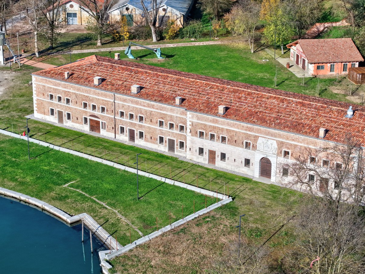 veneziaunica's tweet photo. ✨ La mostra #GRANDA è l'esito del programma degli Atelier 2024–2025 di @visitmuve_it e Fondazione Bevilacqua La Masa, nel nuovo spazio espositivo delle Casermette di #ForteMarghera.

Un allestimento che valorizza i particolari ambienti storici e riunisce tutti e 27 gli artisti in residenza tra Venezia e Mestre, immersi nel verde 🌿

📅 La mostra è aperta fino al 17 maggio 2026
Martedì-giovedì dalle 12 alle 22
Venerdì-domenica dalle 12 alle 23

Scopri di più 👉 https://t.co/ppuYv8sLFZ