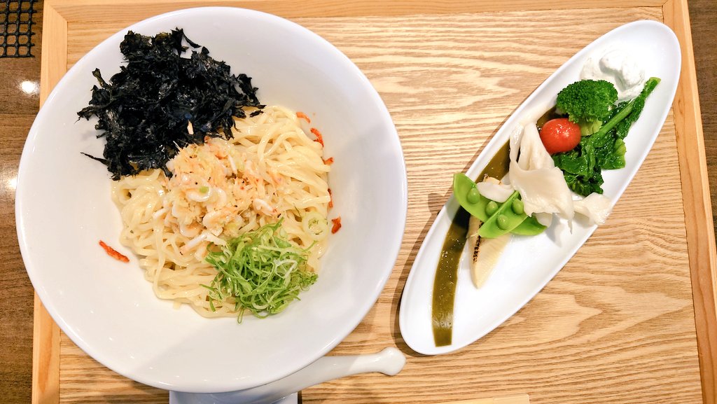 mesotaro443's tweet photo. 北本『Fishmen』にて
『桜海老の葱生姜まぜそば 春野菜の煮浸しとわさびクリーム添え』
桜海老タケノコ菜花など春の食材たっぷりの一品は見た目も華やか、塩ダレ生姜ネギでさっぱりと食べやすく美味!
わさびクリームは口当たり軽く、麺に乗せればマイルドな中に仄かな辛味が心地良い…♪
#Fishmen https://t.co/Orp3btL7n3