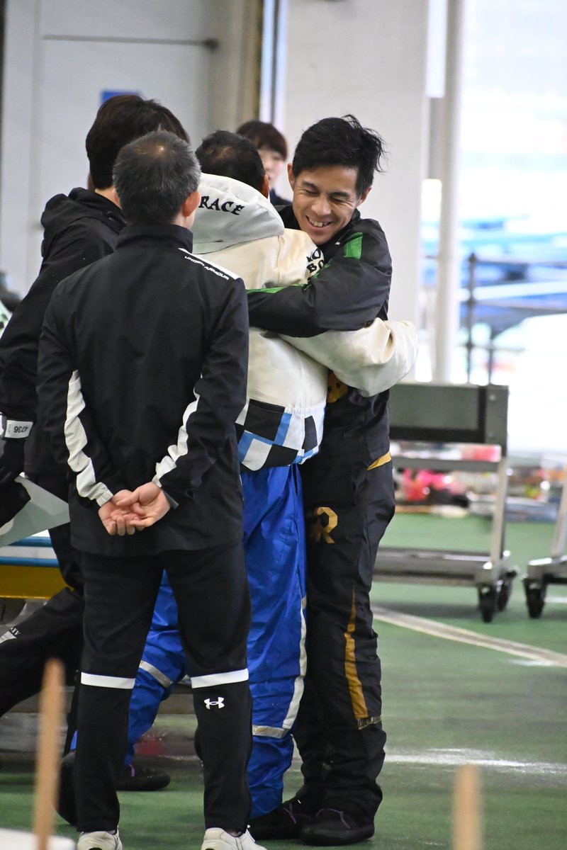 nikkan_boat's tweet image. 【福岡ボート・ＧⅠ福岡チャンピオンカップ】４日目
勝負駆けに成功した中島孝平に抱きつく菊地孝平
それを見つめるのは瓜生正義
#ボートレース福岡　#ＢＯＡＴＲＡＣＥ
