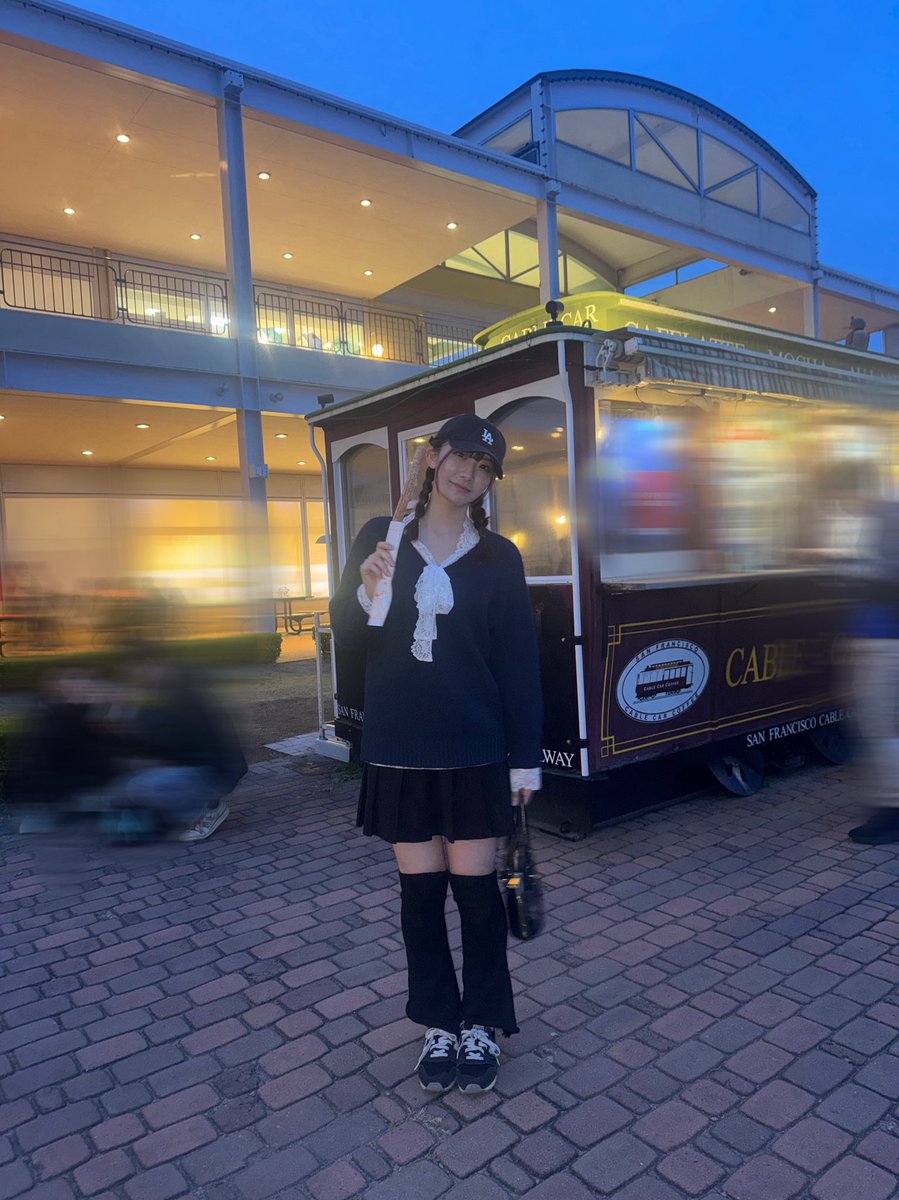 こんばんは！今は生誕の色々動いてるんだけど制作楽しいな～って久々の感情！広島のスクール時代は色々作ってたりしてたんだよ～( ¨̮ )

みんな生誕のチケットゲットしてくれましたかー？🥹🙏🏻

今日の22:00~SHOWROOM配信します！ぜひ遊びにきてください！¨̮⃝

showroom-live.com/r/asaka_nakash…

 #IVYJCT