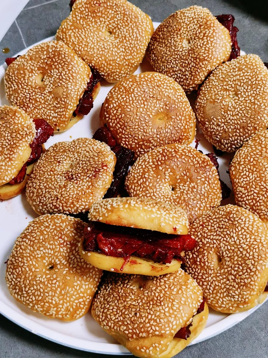 ABiteofFuzhou's tweet image. 😋 #Fuzhou has its very own original version of #burger: 🍷red-rice-wine lees #pork in Guangbing bun. 🥩 #crunchy outside, #sticky inside, deeply #savory with aged rice-wine aroma. 🤤 
#StreetFood #ComfortFood #MeatLovers #foodie #meat #burgers #yummy #bun #tasty #EatLocal