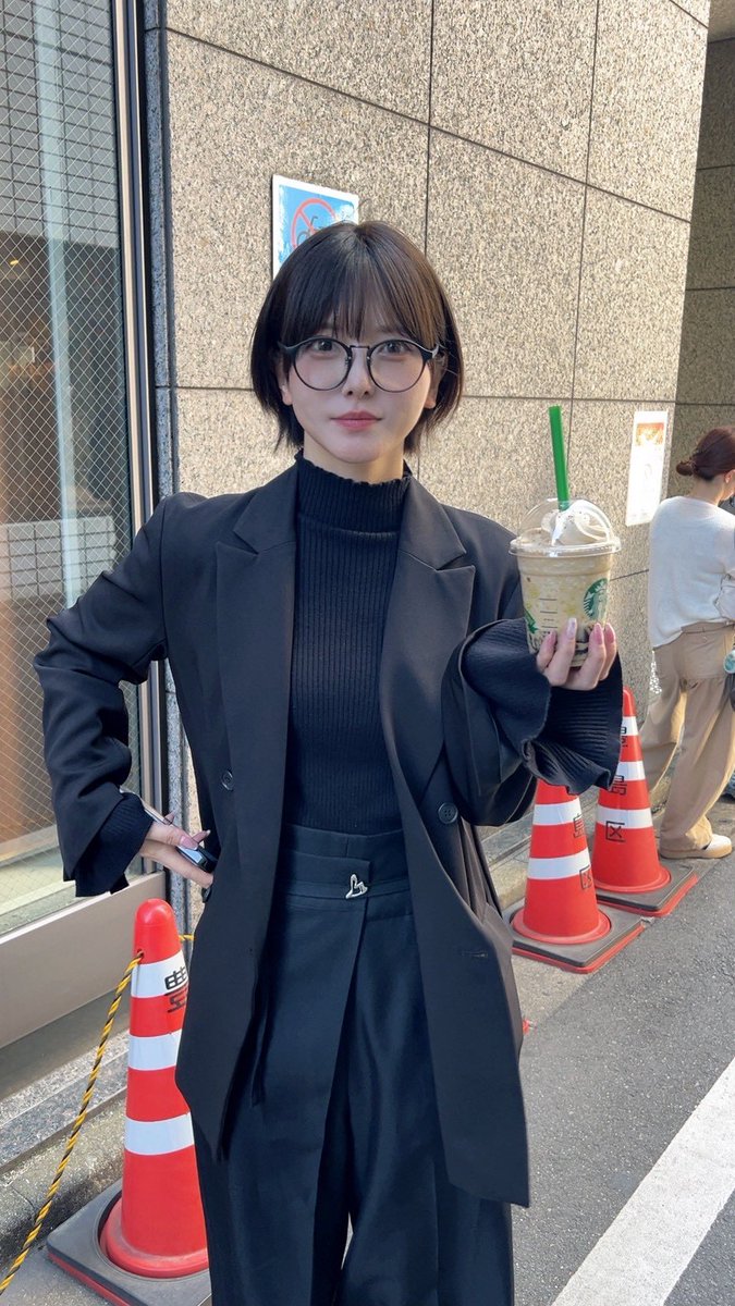 uniharu0626's tweet photo. スタバ飲んでる彼女 https://t.co/KKO0EwMJdc