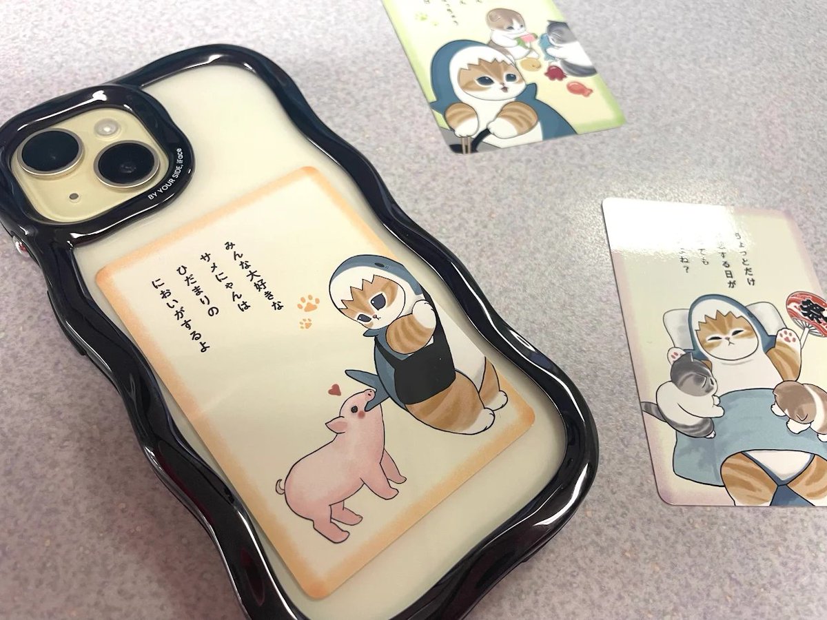 サメにゃん3』の書店特典も紹介🦈🐈✨／ スマホの裏にもぴったり入る