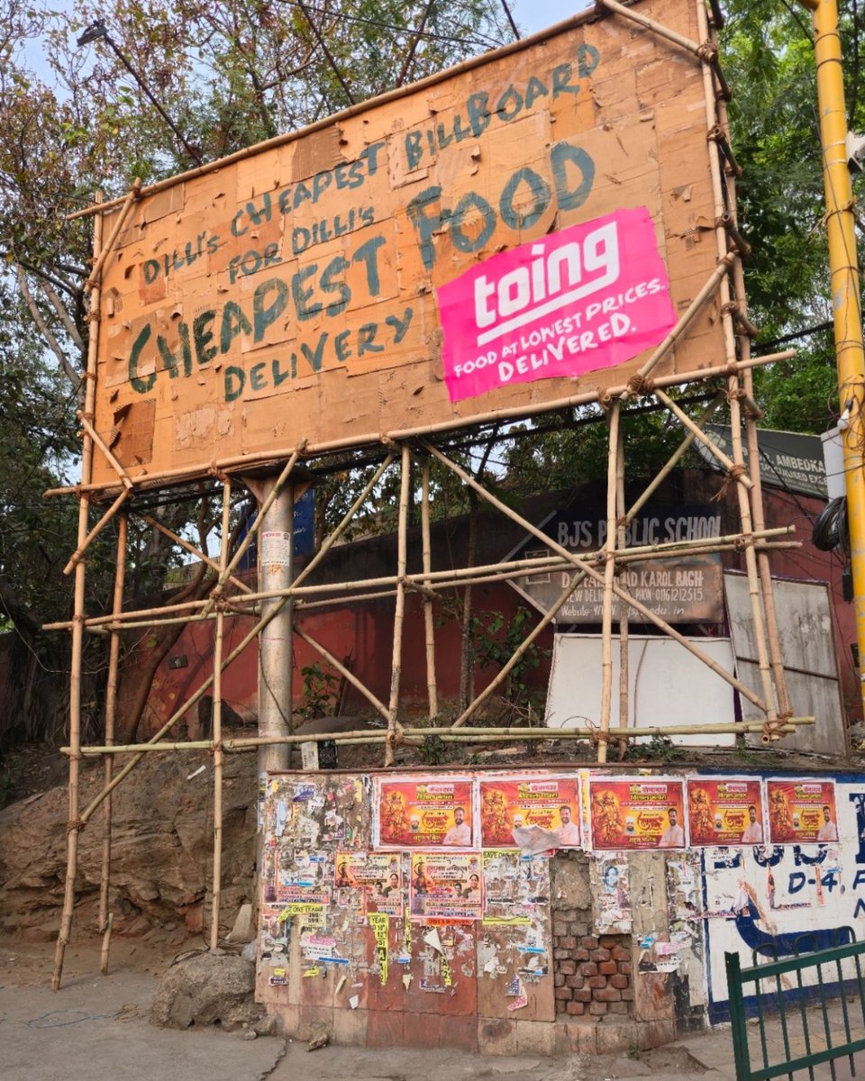 afaqs's tweet image. A handwritten billboard made entirely out of cardboard in Delhi draws attention amid rising delivery charges, as Toing by @Swiggy introduces itself with a simple and timely idea.

#Toing #Swiggy #Marketing #Advertising #OutdoorAdvertising #BrandStrategy #Creativity #Campaign