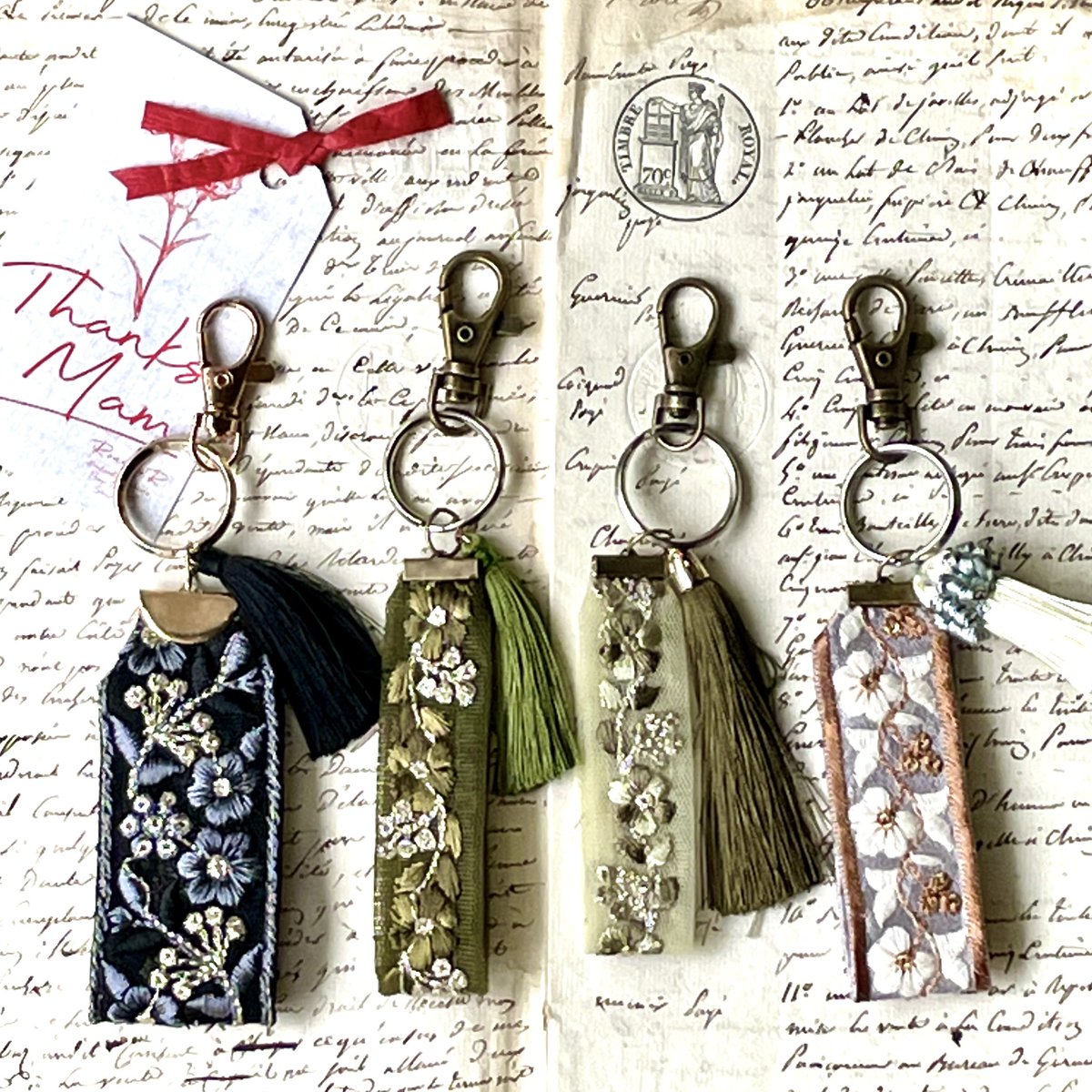 9RoundR's tweet photo. カジュアル母の日ギフト🎁
ミニブーケとインド刺繍キーホルダーは、母の日ギフトに添えたり、お礼などのプチプレにも★
どちらも、選べるカラー・ラッピング無料です！
こちらからご覧いただけます🙇‍♀️

https://t.co/1ohhdgOp60

#roundr #母の日ギフト #プチプレ #ミニブーケ #インド刺繍 https://t.co/rIU275FByv
