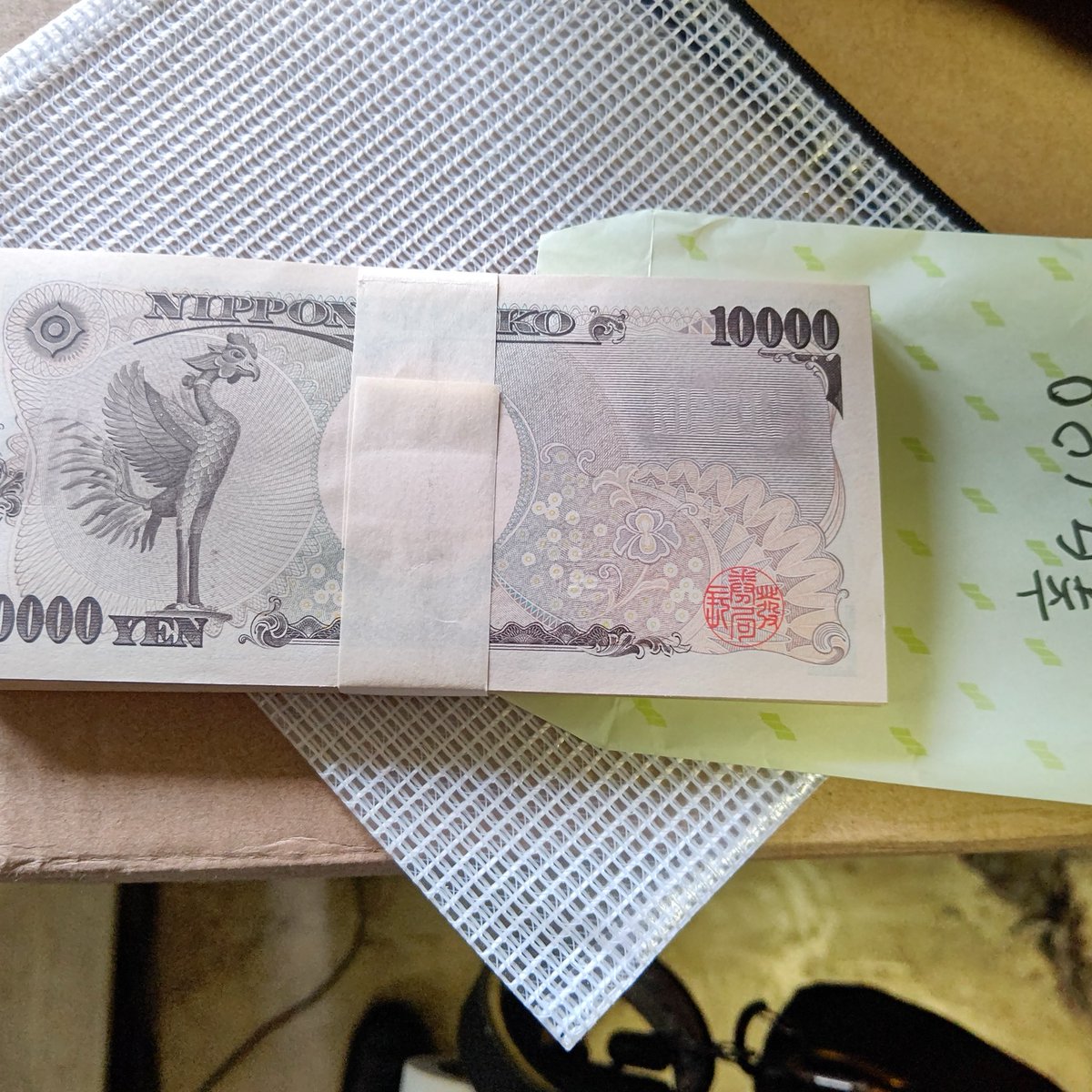 payashisannbou's tweet image. 今や旧札仕様となった100万円。
劇用金の管理は緊張。
無事返却。

#100万円　#福沢諭吉　#mony