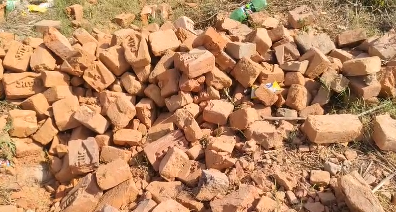bstvlive's tweet image. कन्नौज : अन्नपूर्णा भवन की दुकान निर्माण में भ्रष्टाचार

➡ठेकेदार पर घटिया निर्माण कार्य कराने का आरोप
➡ग्रामसभा पंचायत सचिव की मिलीभगत संदिग्ध
➡घटिया निर्माण कार्य का वीडियो हुआ वायरल
➡उमर्दा ब्लॉक के सत्सार ग्रामसभा का मामला 

#Kannauj #Corruption #ViralVideo @dm_kannauj