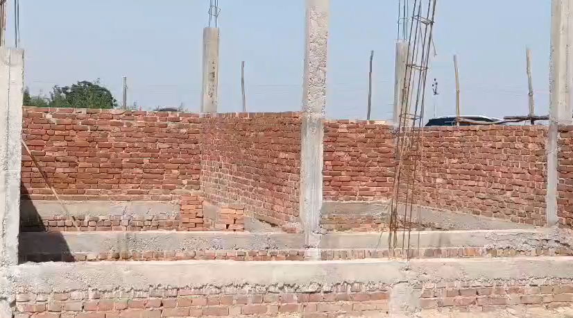 bstvlive's tweet image. कन्नौज : अन्नपूर्णा भवन की दुकान निर्माण में भ्रष्टाचार

➡ठेकेदार पर घटिया निर्माण कार्य कराने का आरोप
➡ग्रामसभा पंचायत सचिव की मिलीभगत संदिग्ध
➡घटिया निर्माण कार्य का वीडियो हुआ वायरल
➡उमर्दा ब्लॉक के सत्सार ग्रामसभा का मामला 

#Kannauj #Corruption #ViralVideo @dm_kannauj