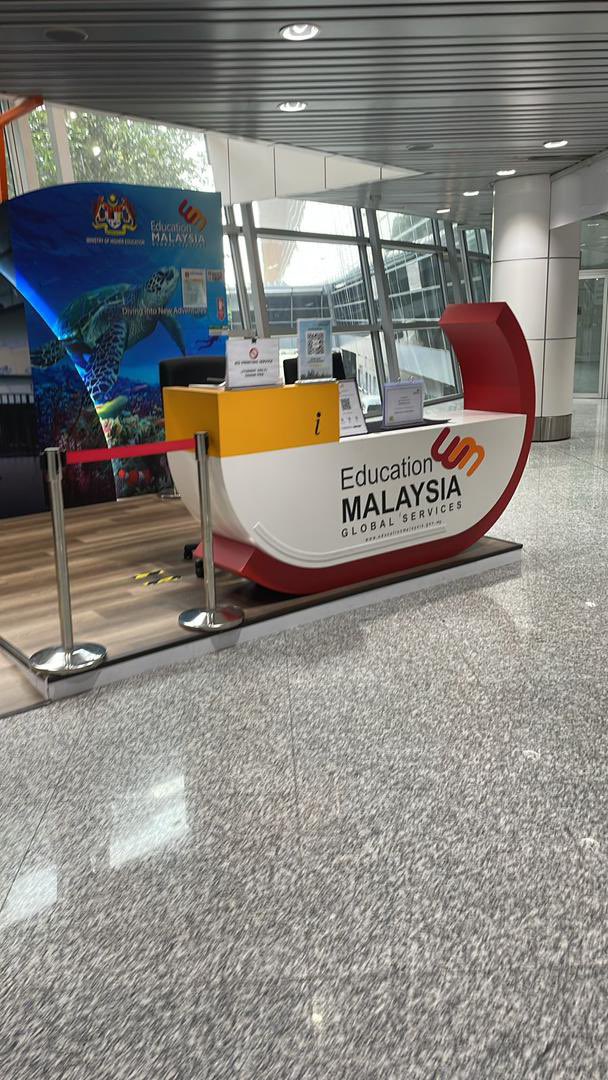 studynmalaysia's tweet photo. فرق شاسع في التصميم والتنظيم بين مركز EMGS السابق والمركز الجديد في مطار كوالالمبور ! (شاهد الصور للمقارنة ⬅️).

التطوير ليس فقط في الشكل، بل الأهم هو الخدمة؛ حيث أصبح مركز International Student Arrival Centre (ISAC) التابع لـ EMGS يعمل على مدار الساعة (24/7) لضمان تجربة دخول سلسة ومريحة لكل طالب واصل جديد.

وعلى الرغم من وضوح هذه التحديثات، يبقى من الضروري دائمًا لأي طالب التأكد من أن ملفه الشخصي وإجراءاته في المطار تمت بالشكل السليم والمتوافق مع متطلبات الهجرة الحالية؛ فالتفاصيل الصغيرة أحيانًا تصنع فارقًا كبيرًا في استقرار مسيرته الدراسية منذ لحظة الوصول.

-