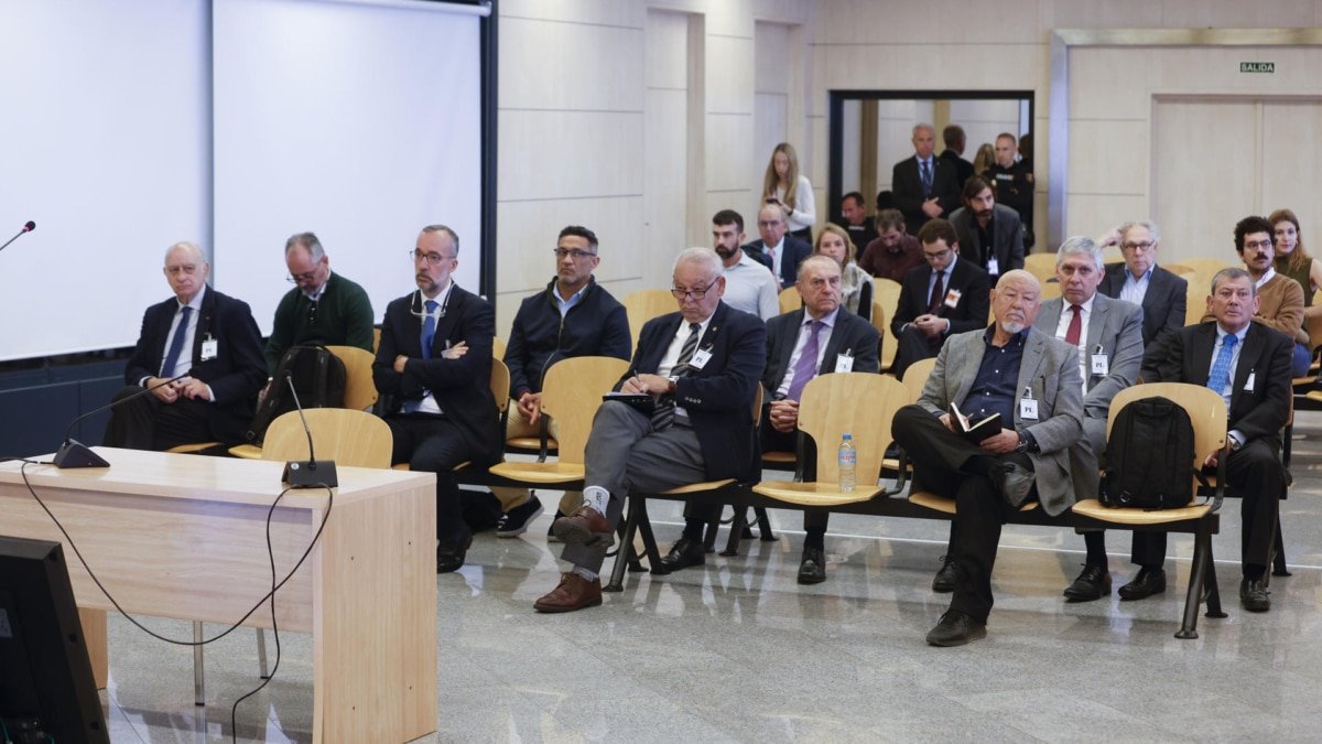 —¿Sabe usted quién es "el asturiano"?
—No.
—¿El Barbas?
—Ni idea.
—¿M. Rajoy?
—Lo desconozco.
—¿Mariano Rajoy Brey, nacido el 27 de marzo de 1955 en Santiago de Compostela, hijo de Mariano Rajoy Sobredo y Olga Brey López?
—Me suena que alguna vez lo he visto en la tele.